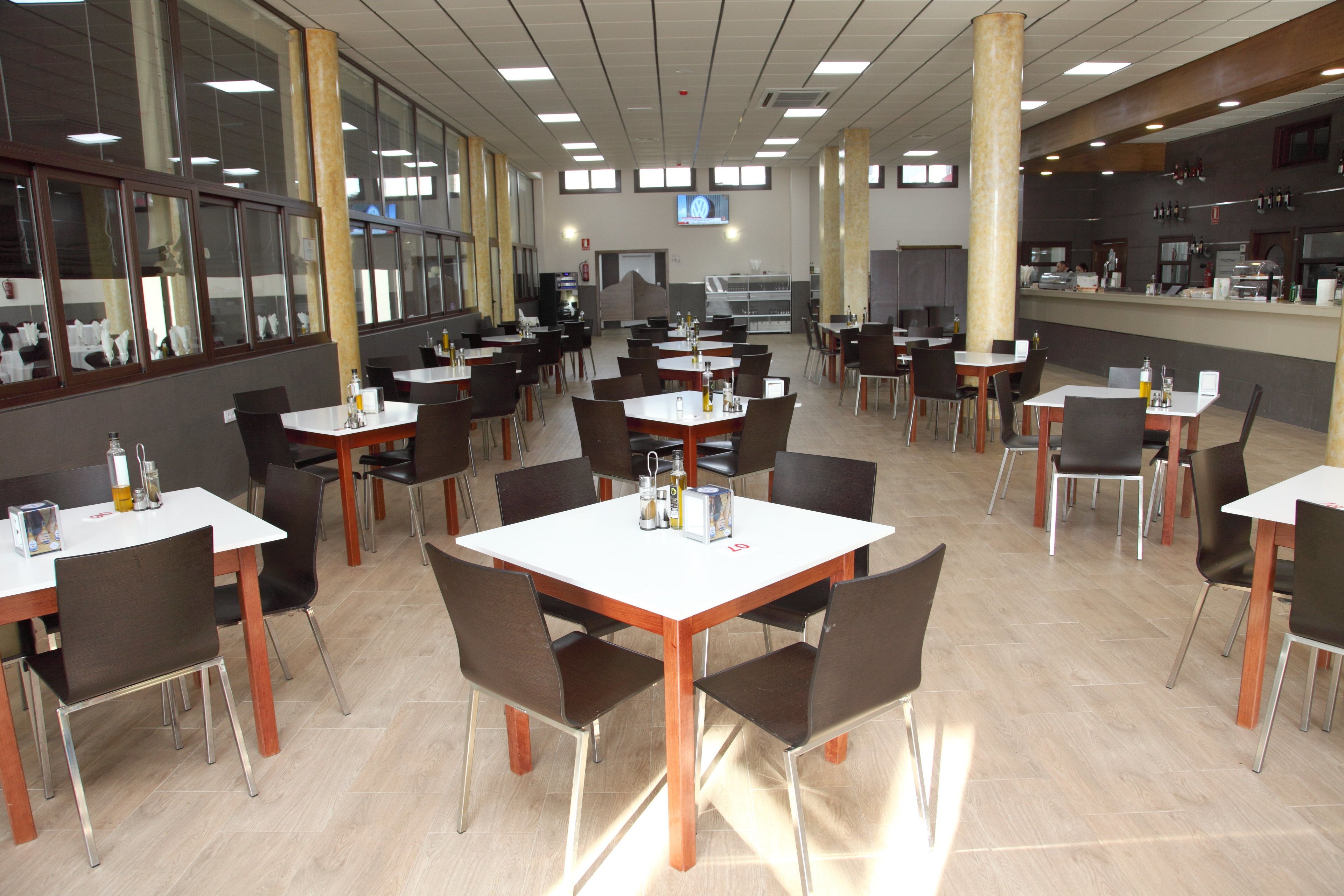 Déjeuner et dîner servis sur place, spécialités Cuisine locale