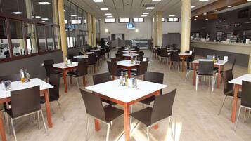 Déjeuner et dßner servis sur place, spécialités Cuisine locale