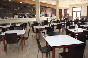 Petit déjeuner continental servi tous les jours en supplément