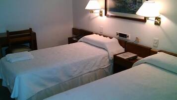 Escritorio, wifi gratis y ropa de cama