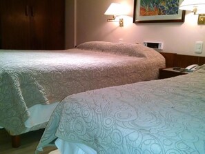 Desk, free WiFi, bed sheets - Hotel Aiello (San Luis)
