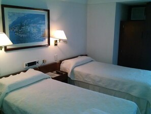 Desk, free WiFi, bed sheets - Hotel Aiello (San Luis)