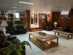 Combined shower/bathtub, hair dryer, towels, soap - Hotel Aiello (San Luis)