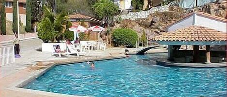 Una piscina al aire libre