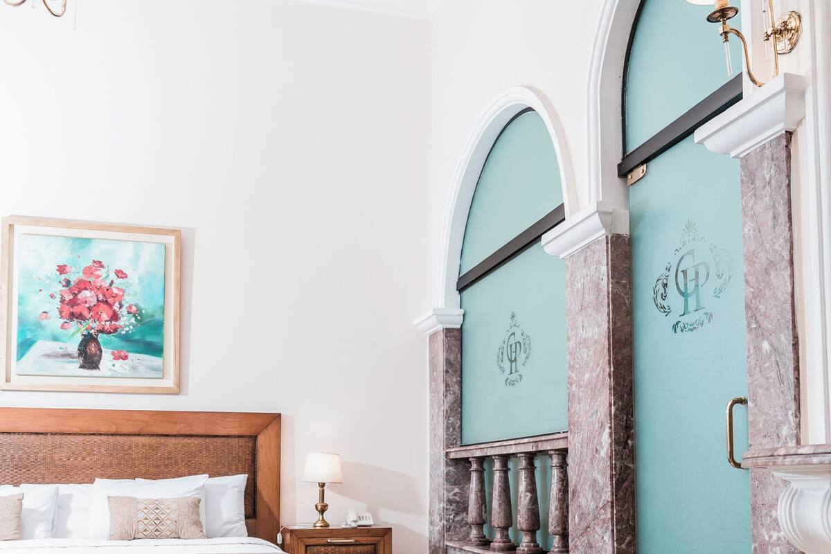 Suite Premium | Seprai premium, selimut bulu angsa, minibar, dan brankas