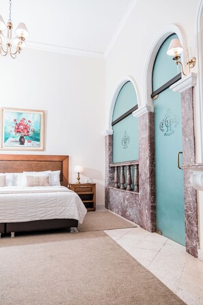 Premium-Suite | Hochwertige Bettwaren, Daunenbettdecken, Minibar, Zimmersafe