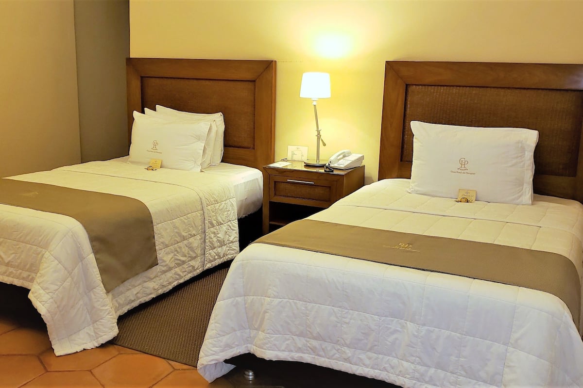 Kamar Twin | Seprai premium, selimut bulu angsa, minibar, dan brankas