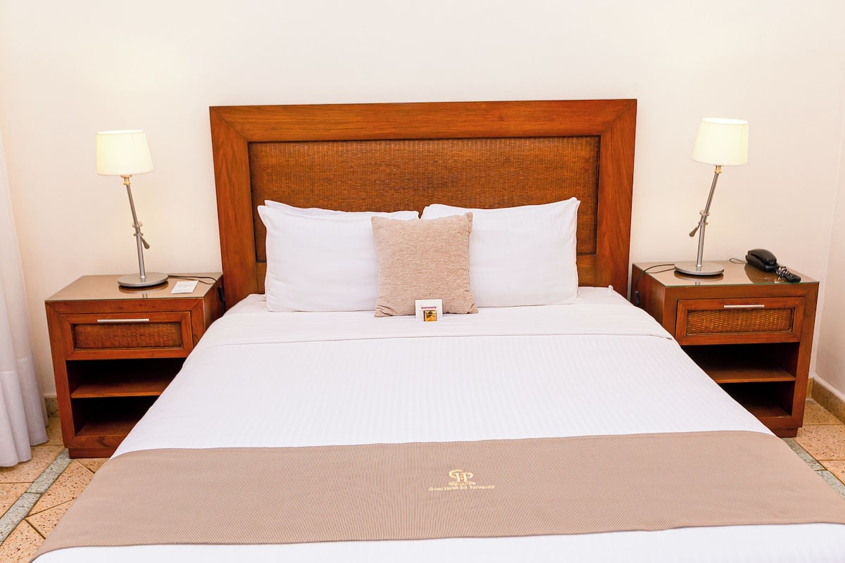 Kamar Single Standar | Seprai premium, selimut bulu angsa, minibar, dan brankas