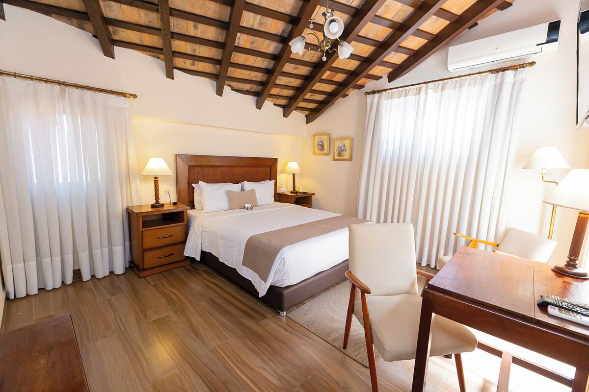 Suite | Seprai premium, selimut bulu angsa, minibar, dan brankas