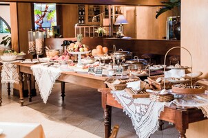 Free daily buffet breakfast