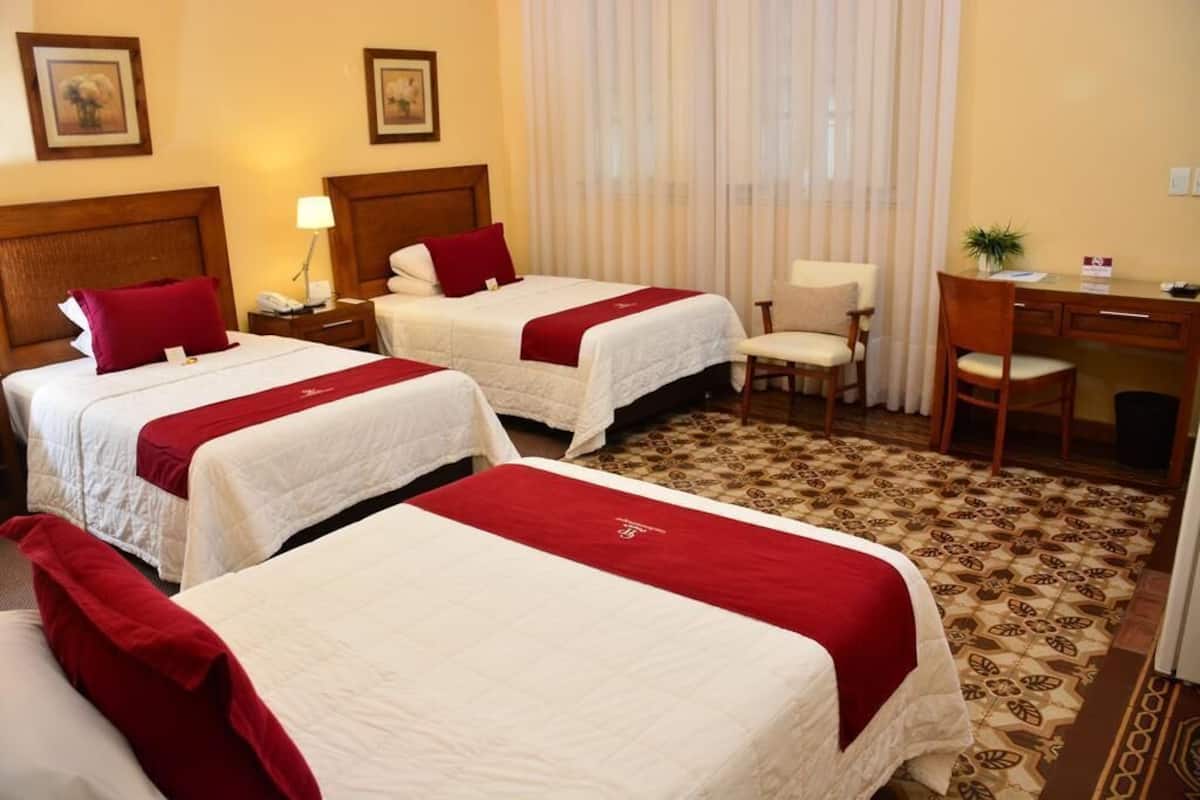 Seprai premium, selimut bulu angsa, minibar, dan brankas