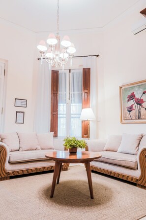 Premium Suite | Living room | 32-inch flat-screen TV with cable channels, TV - Gran Hotel del Paraguay (Asunción)