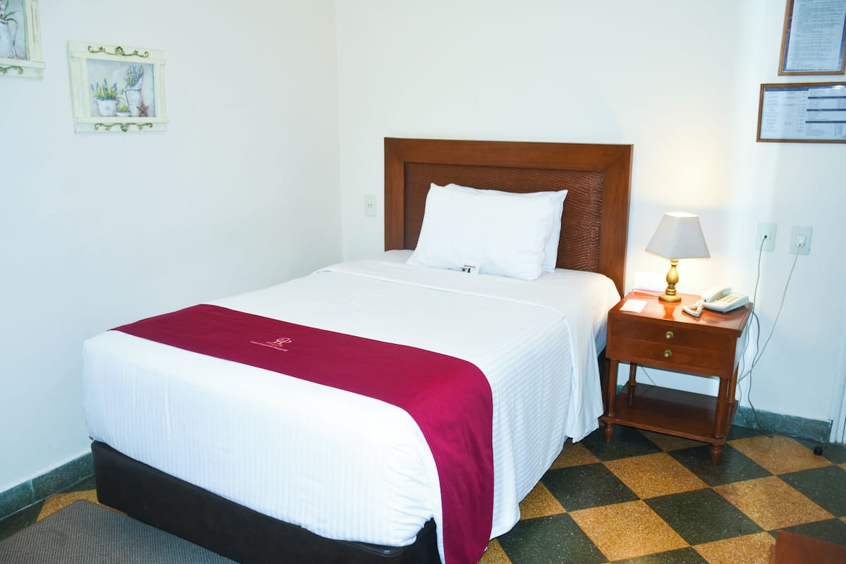 Kamar Single Standar | Seprai premium, selimut bulu angsa, minibar, dan brankas