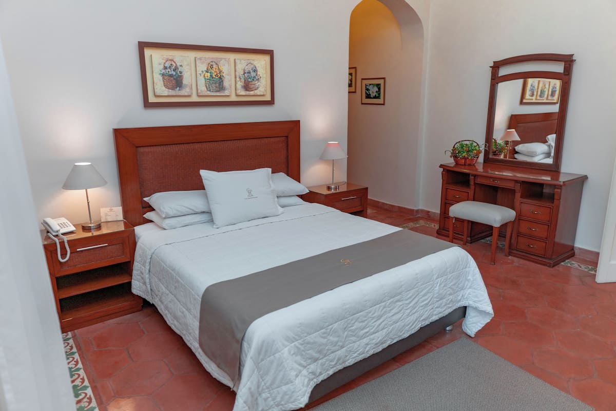 Kamar Double Eksekutif | Seprai premium, selimut bulu angsa, minibar, dan brankas