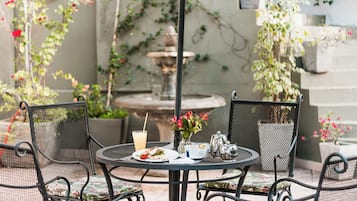 Breakfast, lunch, dinner served; local and international cuisine