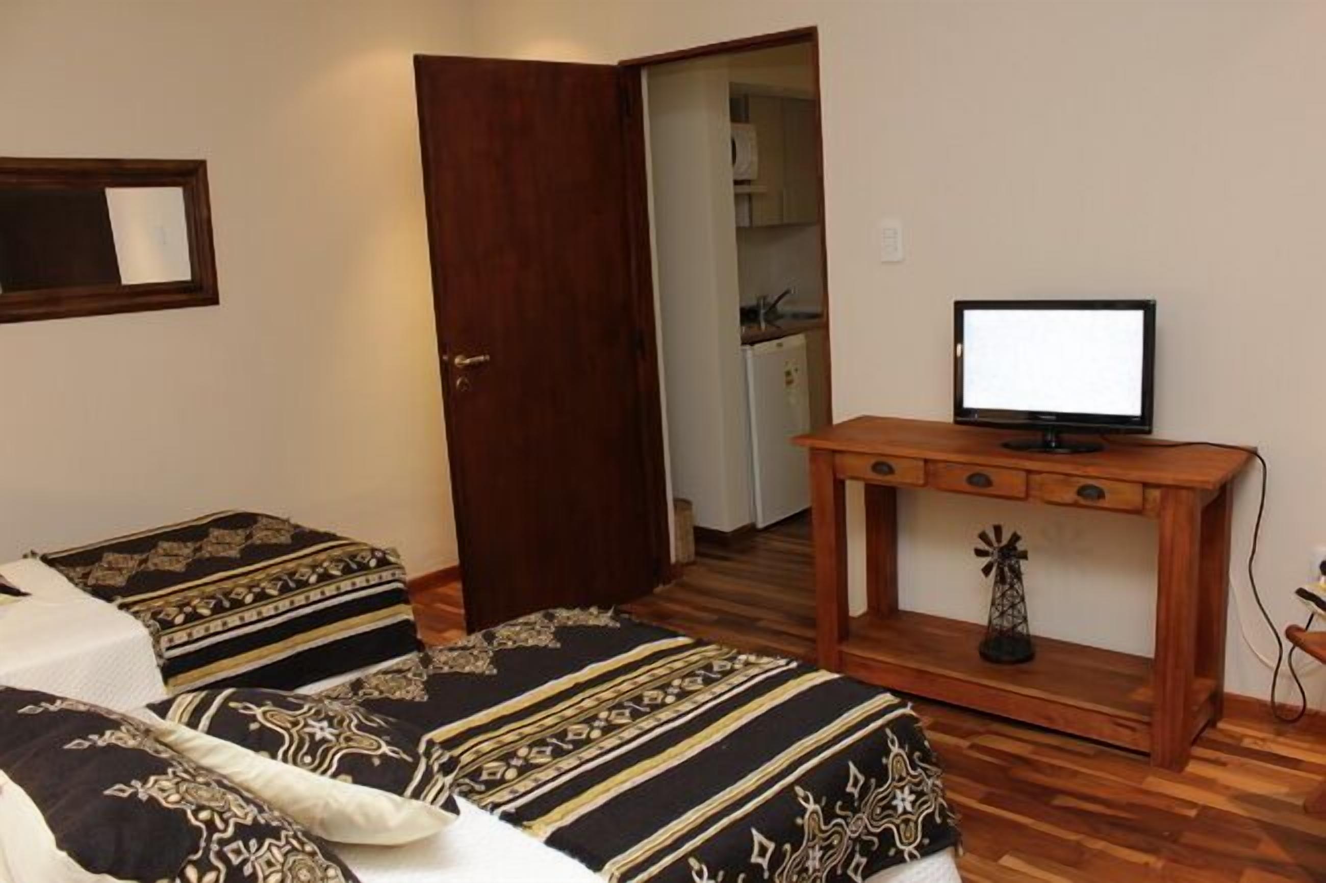 Bộ đồ giường cao cấp, minibar, két bảo mật tại phòng, bàn 