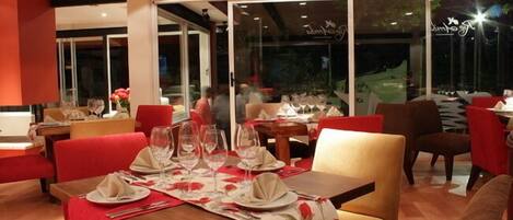 Breakfast, lunch and dinner served