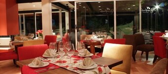 Rio Arriba Suites Apartments y Resto