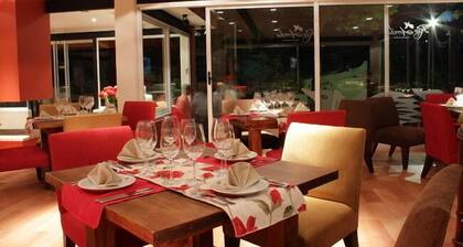 Rio Arriba Suites Apartments y Resto