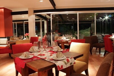 Rio Arriba Suites Apartments y Resto