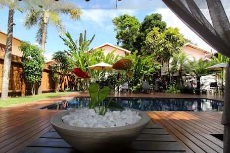Una piscina al aire libre