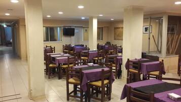 Petit déjeuner, déjeuner et dßner servis sur place