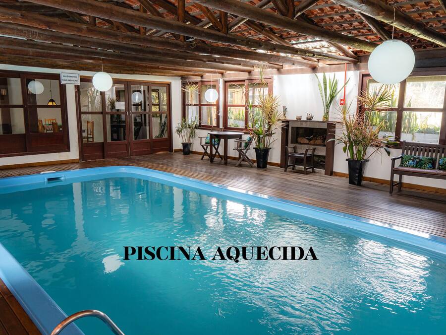 Piscina coperta, piscina all'aperto, lettini