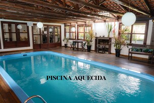 Piscina interna, piscina externa, espreguiçadeiras