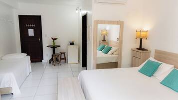 Suite, vistas al jardín | Minibar, escritorio, cortinas opacas y wifi gratis