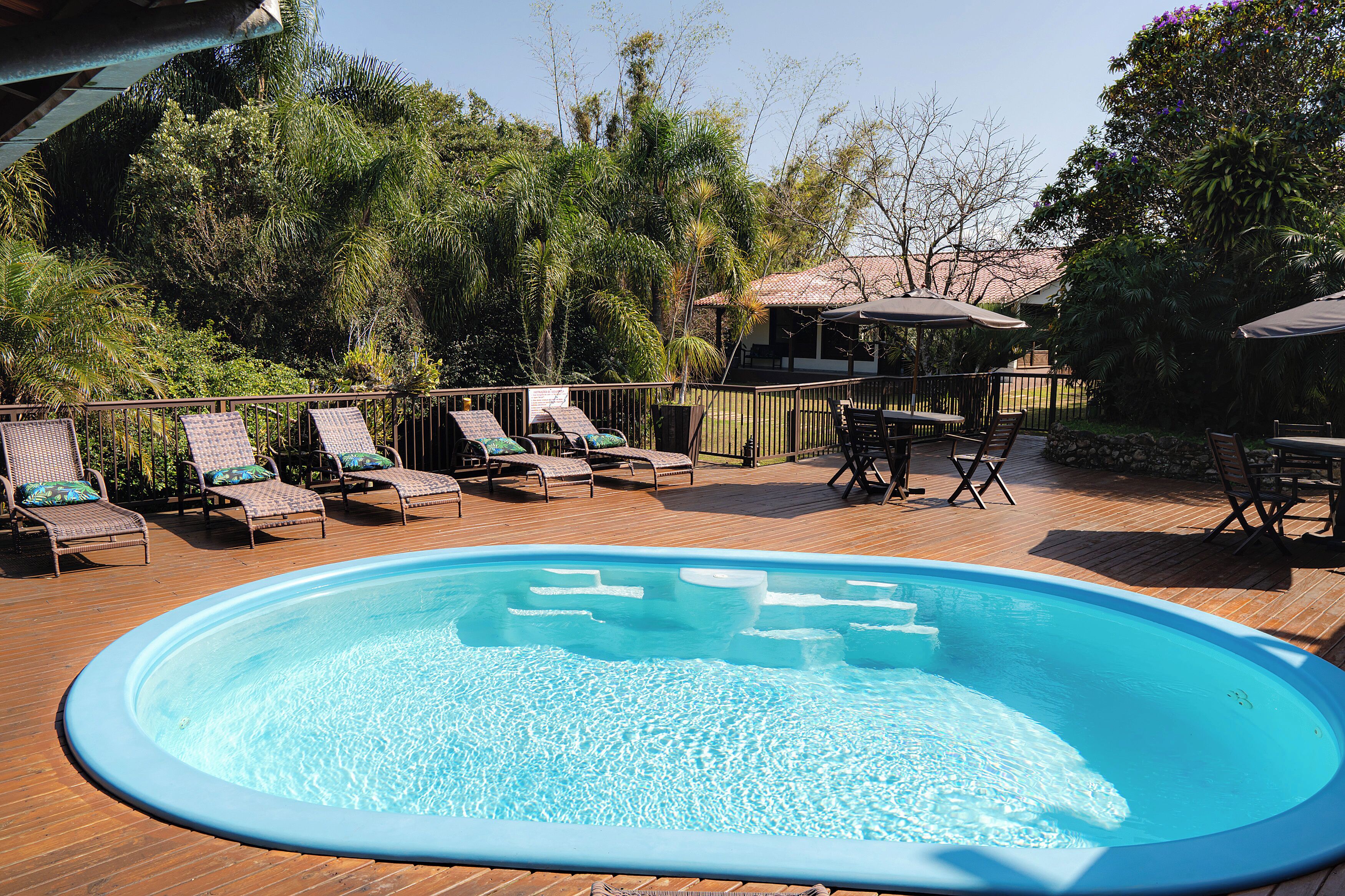 Sisäuima-allas, ulkouima-allas, aurinkotuoleja