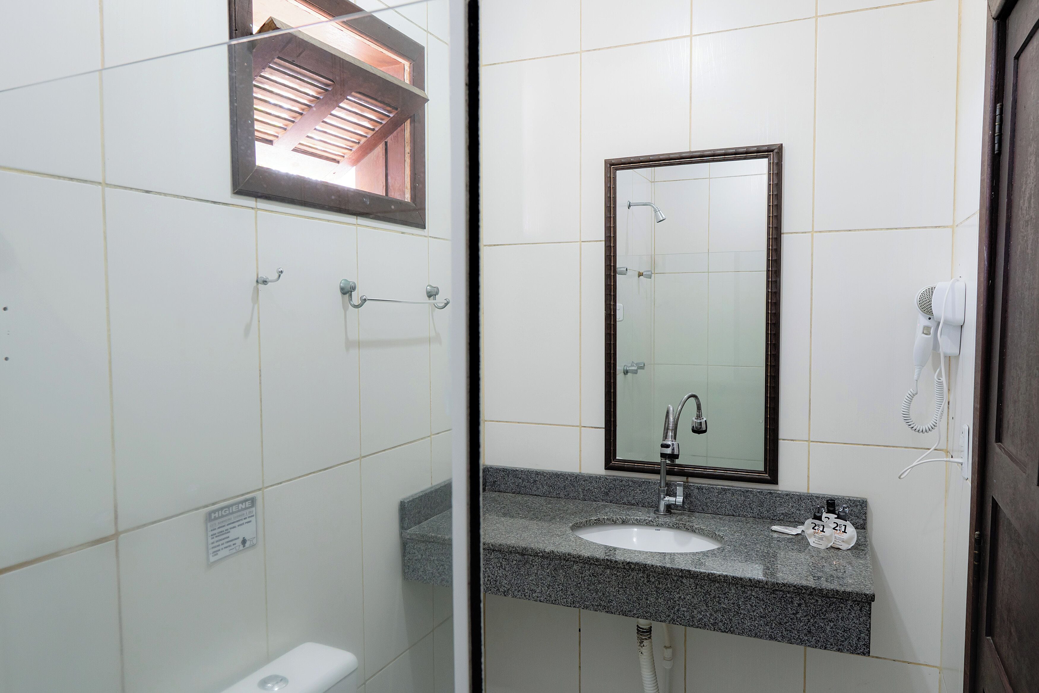 suite, garden view | bathroom | shower, free toiletries, towels