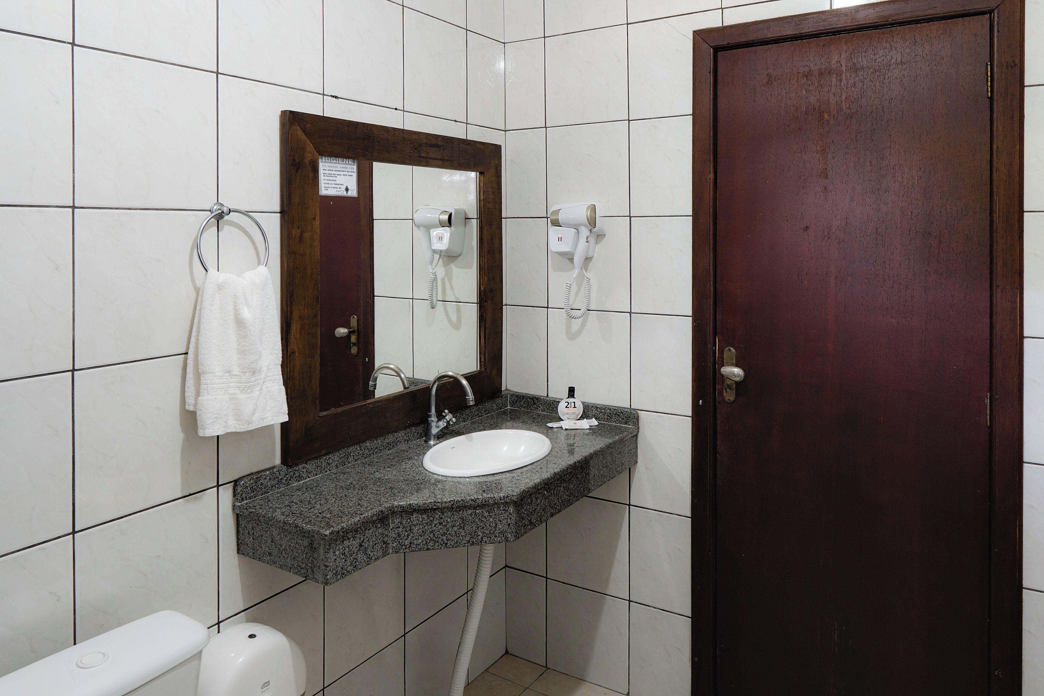 suite, garden view | bathroom | shower, free toiletries, towels