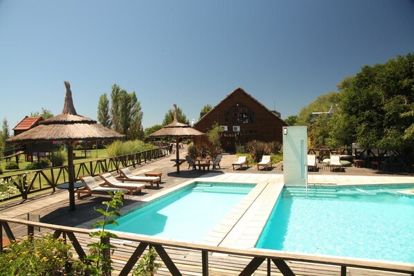 من حمّامات السباحة المغطاة، حمّام سباحة خارجي