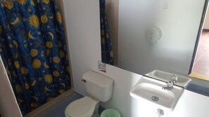 Kamar Keluarga, Beberapa Tempat Tidur | Kamar mandi | Shower, perlengkapan mandi gratis,  dan handuk