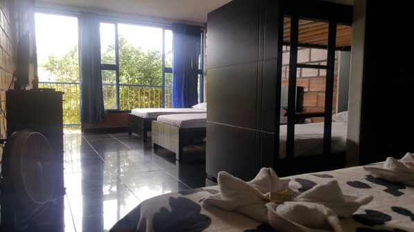 Chambre Familiale | Bureau, Wi-Fi gratuit