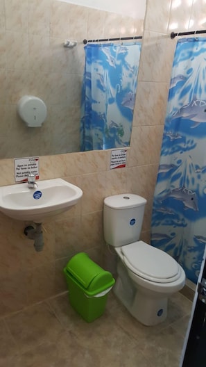Family Room | Bathroom - Finca Hotel La Cecilia (Montenegro)