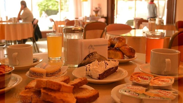 A breakfast buffet with various food items and beverages. - Hotel Mar Azul (Mar del Plata)