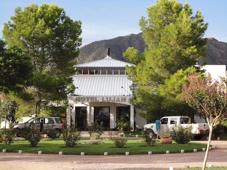 Exterior. Hotel Luján