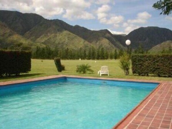 Una piscina al aire libre de temporada