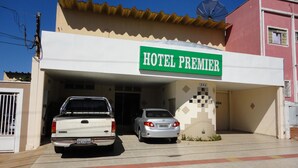 A hotel entrance with a sign reading "HOTEL PREMIER". - Hotel Premier (Campo Grande)
