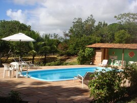 Una piscina al aire libre
