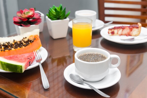 Free daily buffet breakfast  - Pousada Bomar (Bombinhas)