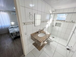 Habitación cuádruple familiar, 1 habitación | Baño | Ducha, secador de pelo, toallas y jabón