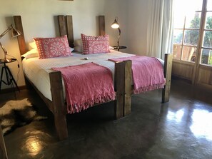 ミニバー、アイロン / アイロン台、ベビーベッド (無料)、WiFi (無料)