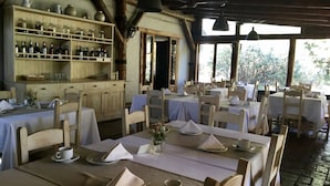Petit déjeuner, déjeuner et dîner servis sur place