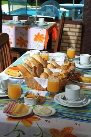 Buffet déjeuner gratuit tous les jours