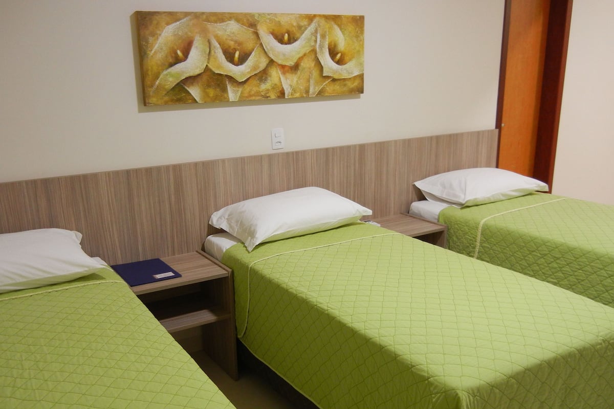 Dreibettzimmer | Minibar, Schreibtisch, Verdunkelungsvorhänge, kostenloses WLAN
