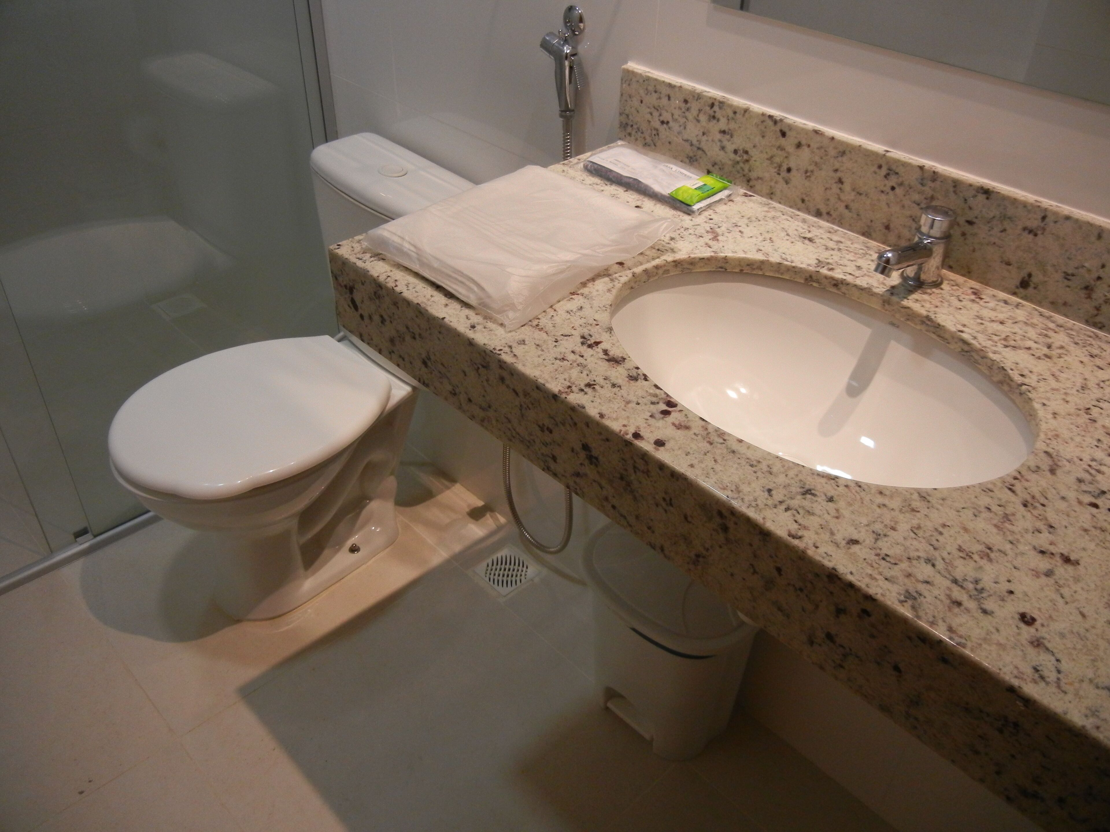 quadruple room | bathroom sink