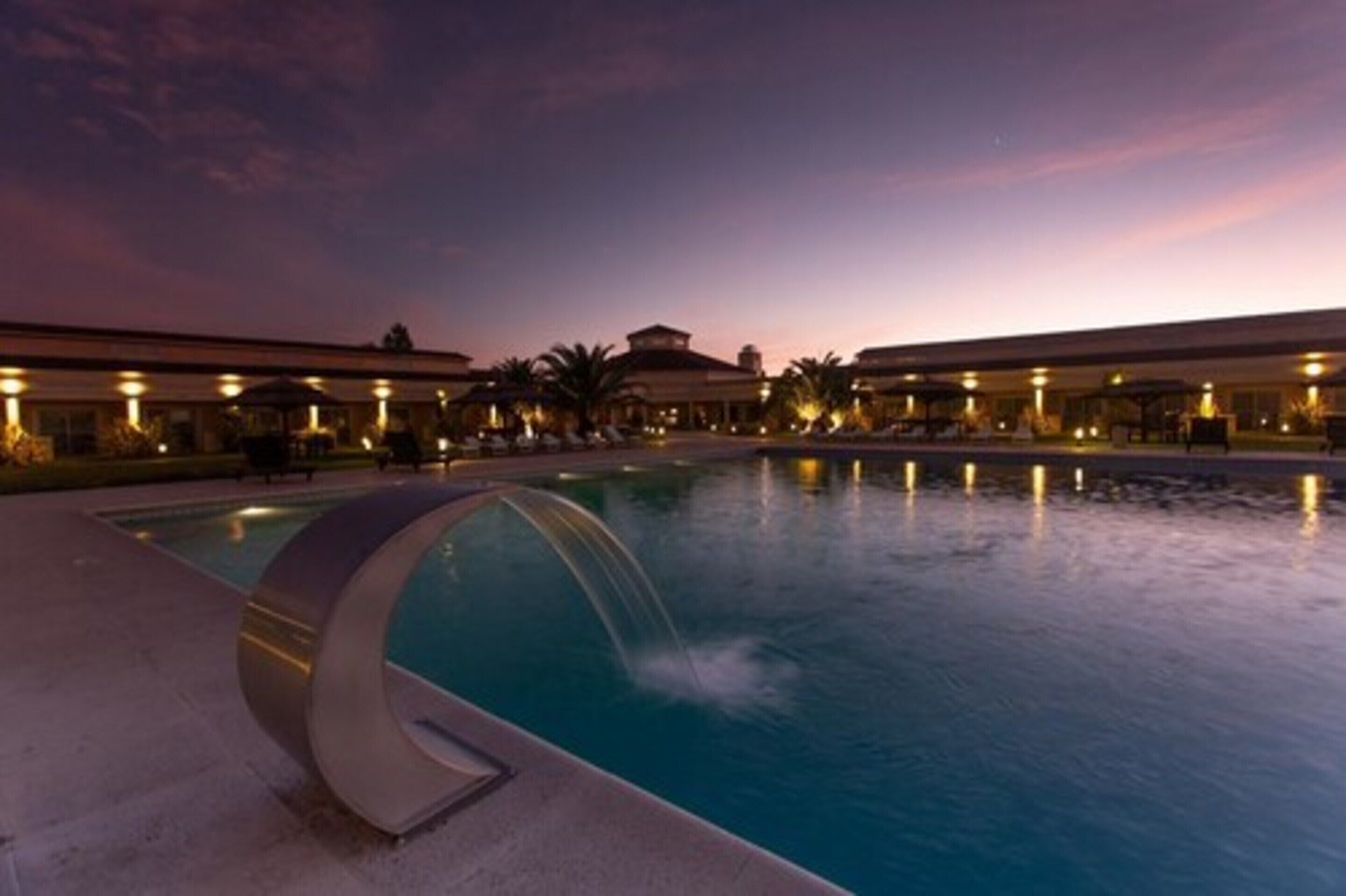 สระว่ายน้ำกลางแจ้งเปิดตามฤดูกาล