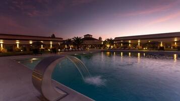 Hồ bơi ngoài trời phục vụ theo mùa